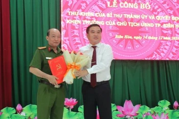 Bí thư Thành ủy Biên Hòa Hồ Văn Nam trao Thư khen cho lãnh đạo Công an thành phố Biên Hòa.