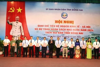 Bí thư Tỉnh ủy Đồng Nai Nguyễn Hồng Lĩnh giao quyết định thực hiện chỉ tiêu năm 2024 cho các sở, ngành.
