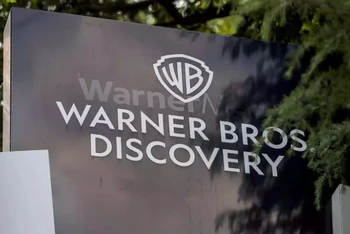 Warner Bros. Discovery và NBCUniversal có khả năng tham gia vào các vụ M&A trong 18-24 tháng tới. (Ảnh: AFP/TTXVN)