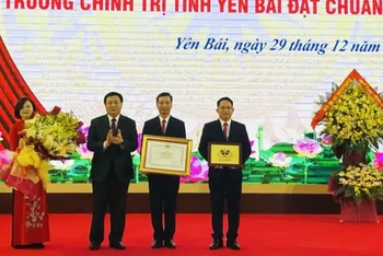 Đồng chí Nguyễn Xuân Thắng trao Bằng và biểu trưng công nhận Trường Chính trị tỉnh. (Ảnh: THANH SƠN)