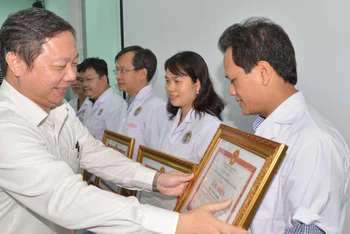 Ông Dương Anh Đức, Phó Chủ tịch UBND Thành phố Hồ Chí Minh đã trao Bằng khen đột xuất của UBND Thành phố cho 3 tập thể và 5 cá nhân Bệnh viện Chấn thương chỉnh hình.