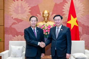 Chủ tịch Quốc hội Vương Đình Huệ và Phó Chủ tịch Quốc hội Lào Chaleun Yiapaoher. (Ảnh: DUY LINH)