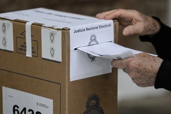 Cử tri bỏ phiếu trong cuộc bầu cử Tổng thống Argentina. (Ảnh: AFP/TTXVN)