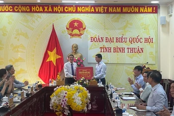 Đồng chí Nguyễn Đức Hải, Phó Chủ tịch Quốc hội thăm, tặng quà cho Đoàn Đại biểu Quốc hội tỉnh Bình Thuận.