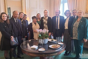 Chủ nhiệm Ủy ban Xã hội của Quốc hội Nguyễn Thúy Anh làm việc với bà Anne Le Henanff, Chủ tịch Nhóm hữu nghị Pháp-Việt Nam tại Quốc hội Pháp. 