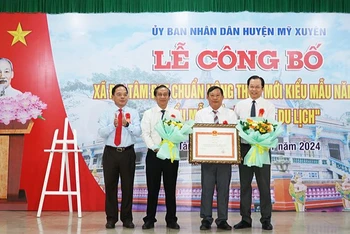 Trao Quyết định của UBND tỉnh Sóc Trăng công nhận xã Đại Tâm đạt chuẩn nông thôn mới kiểu mẫu.