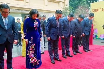 Các đồng chí lãnh đạo Thành ủy Hà Nội dành phút mặc niệm tưởng nhớ đồng chí Trần Phú.