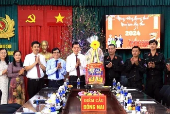 Lãnh đạo tỉnh Đồng Nai tặng quà Tết cho đại diện lãnh đạo Trung đoàn Cảnh sát cơ động Đông Nam Bộ.