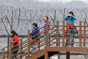 Tư liệu: Khách du lịch tham quan Công viên hòa bình Imjingak gần Khu phi quân sự (DMZ) liên Triều, tại Paju, Hàn Quốc, ngày 5/4/2013. (Ảnh: AFP/TTXVN)