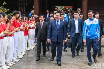 Chủ tịch Quốc hội Vương Đình Huệ cùng các đại biểu với các bạn đoàn viên, thanh niên tại Khu di tích Quốc gia đặc biệt Kim Liên. (Ảnh: Duy Linh)