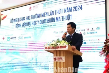 Bác sĩ Chuyên khoa II Võ Minh Thành, Giám đốc Bệnh Viện Đại học Y Dược Buôn Ma Thuột phát biểu khai mạc Hội nghị.
