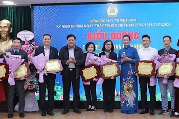 Lãnh đạo Bộ Y tế, Công đoàn Y tế Việt Nam trao biểu trưng tặng tập thể điển hình “Học tập và làm theo tư tưởng, đạo đức, phong cách Hồ Chí Minh”.