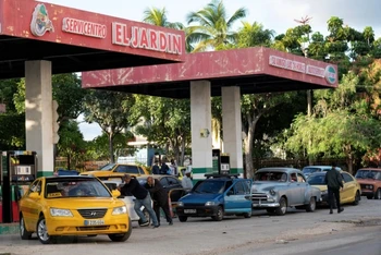 Người dân chờ đổ xăng cho các phương tiện tại trạm xăng ở La Habana, Cuba, ngày 31/1/2024. (Ảnh: AFP/TTXVN)