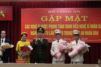 Thượng tướng, Thứ trưởng Công an Trần Quốc Tỏ tặng hoa cho các nghệ sĩ.