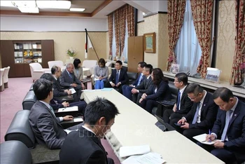 Quang cảnh buổi làm việc giữa Bộ trưởng Tài chính Hồ Đức Phớc và Bộ trưởng Tài chính Nhật Bản Shunichi Suzuki. (Ảnh: Phạm Tuân/TTXVN)