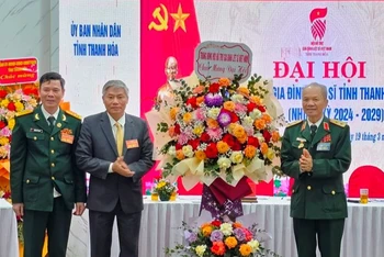 Đại diện Hội hỗ trợ gia đình liệt sĩ Việt Nam tặng hoa chúc mừng đại hội.
