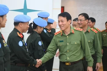 Thứ trưởng Lương Tam Quang cùng Đoàn công tác thăm hỏi, động viên sĩ quan Công an, Quân đội Việt Nam đang tham gia gìn giữ hòa bình Liên hợp quốc.