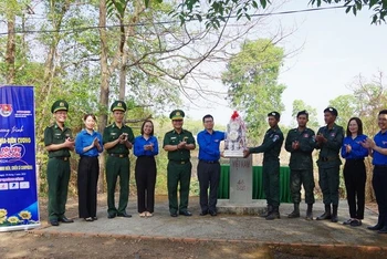 Đoàn công tác của Trung ương Đoàn Thanh niên cộng sản Hồ Chí Minh và Bộ Chỉ huy Bộ đội Biên phòng tỉnh Đắk Lắk thăm, động viên, tặng quà lực lượng bảo vệ biên giới Đồn Công an CoBalĐomray, tỉnh Mondulkiri, Vương quốc Campuchia.