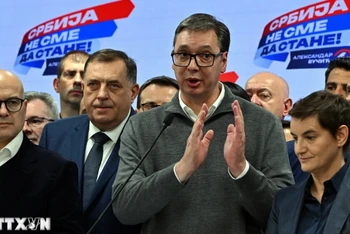 Tổng thống Serbia Aleksandar Vucic (giữa) phát biểu với báo giới tại trụ sở đảng Tiến bộ Serbia (SNS) ở Belgrade, ngày 17/12/2023. (Ảnh: AFP/TTXVN)