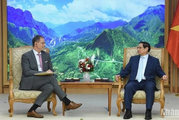 Thủ tướng Phạm Minh Chính tiếp Đại sứ Pháp Olivier Brochet nhân dịp bắt đầu nhiệm kỳ tại Việt Nam. (Ảnh: Trần Hải)