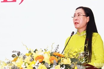 Đồng chí Bùi Thị Quỳnh Vân, Ủy viên Trung ương Đảng, Bí thư Tỉnh ủy, Chủ tịch Hội đồng nhân dân tỉnh Quảng Ngãi phát biểu kết luận kỳ họp. 