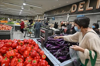 Người dân mua hàng hóa tại siêu thị ở Glendale, bang California, Mỹ ngày 12/1/2022. (Ảnh minh họa: AFP/TTXVN)