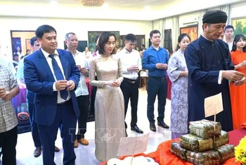 Đại sứ Đinh Ngọc Linh cùng các cán bộ, nhân viên Đại sứ quán Việt Nam tại Malaysia dâng hương trong lễ Giỗ Tổ Hùng Vương. 