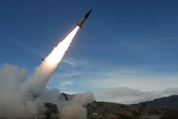 Tên lửa được phóng từ Iran về phía Israel tối 13/4/2024. (Ảnh: IRNA/TTXVN)