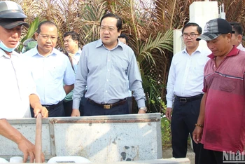 Lãnh đạo tỉnh Long An đi khảo sát tình trạng thiếu nước ngọt trên địa bàn huyện Cần Giuộc, Long An. 