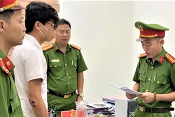 Công an huyện Núi Thành thi hành lệnh bắt tạm giam đối với Nguyễn Đăng Hoài Chung.