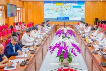 Đại diện Tập đoàn Đèo Cả cam kết sẽ góp vốn hơn 1.740 tỷ đồng để triển khai dự án đường cao tốc Tân Phú-Bảo Lộc.