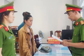 Cơ quan Cảnh sát điều tra, Công an tỉnh Quảng Nam thi hành lệnh bắt tạm giam đối với Trần Thị Nga.