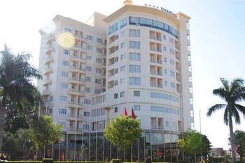 Cụm dịch vụ khách sạn 4 sao Dakruco tại số 30 Nguyễn Chí Thanh, thành phố Buôn Ma Thuột, khởi công từ tháng 1/2006, đưa vào sử dụng từ tháng 1/2009, đến nay cụm dịch vụ khách sạn Dakruco liên tiếp làm ăn thua lỗ.
