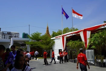 Hội chợ diễn ra tại Đại sứ quán Indonesia ở Thủ đô Phnom Penh của Campuchia (Ảnh: Nguyễn Hiệp)