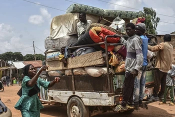 Người dân sơ tán tránh bạo lực tại Nigeria. (Ảnh minh họa: AFP/TTXVN)