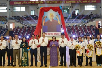 Ban Tổ chức trao cờ lưu niệm cho các đoàn tham gia Hội khỏe Phù Đổng.