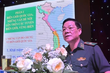 Thiếu tướng Văn Ngọc Quế, Phó Chủ nhiệm Chính trị Bộ đội Biên phòng trình bày chuyên đề về một số kiến thức cơ bản về khu vực biên giới trên đất liền.