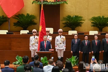 Chủ tịch nước Tô Lâm thực hiện nghi lễ tuyên thệ nhậm chức.