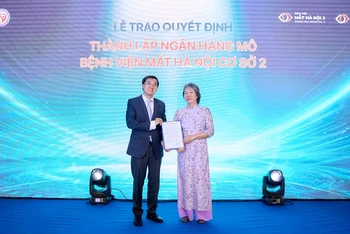 Thứ trưởng Y tế trao quyết định cấp giấy phép hoạt động cho Ngân hàng Mô của Bệnh viện Mắt Hà Nội 2.