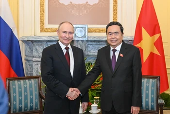 Chủ tịch Quốc hội Trần Thanh Mẫn và Tổng thống Liên bang Nga Vladimir Putin chụp ảnh lưu niệm tại buổi hội kiến.