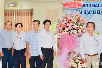 Các đồng chí lãnh đạo Thường trực Tỉnh ủy và Ủy ban nhân dân tỉnh Bạc Liêu đến thăm và chúc mừng Văn phòng đại diện Báo Nhân Dân tại Bạc Liêu, nhân kỷ niệm 99 năm Ngày Báo chí cách mạng Việt Nam.