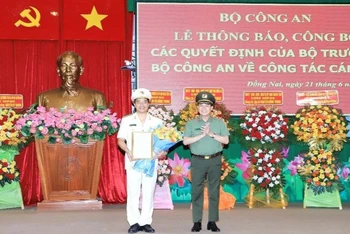 Thứ trưởng Lê Quốc Hùng trao quyết định và tặng hoa chúc mừng tân Giám đốc Công an tỉnh Đồng Nai Nguyễn Hồng Phong. (Ảnh: Công an tỉnh Đồng Nai cung cấp)