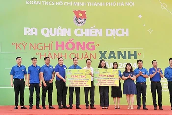 Ban tổ chức trao các công trình thanh niên tặng người dân, thanh thiếu nhi trên địa bàn huyện Đông Anh (Hà Nội) trong khuôn khổ buổi lễ.