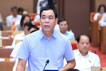 Giám đốc Sở Tư pháp Hà Nội Ngô Anh Tuấn trả lời chất vấn.