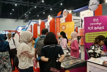 Các gian hàng thực phẩm tại Triển lãm Halal quốc tế 2023 của Malaysia. (Ảnh: Hằng Linh/TTXVN)