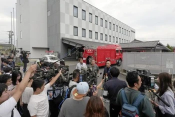 Các phóng viên tập trung trước tòa thị chính Takahama ở tỉnh Aichi, miền trung Nhật Bản, ngày 16/7/2024. (Ảnh: Kyodo)
