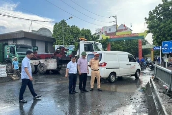 Phó Chủ tịch Chuyên trách Ủy ban An toàn giao thông quốc gia Lê Kim Thành trực tiếp tới hiện trường vụ tai nạn. 