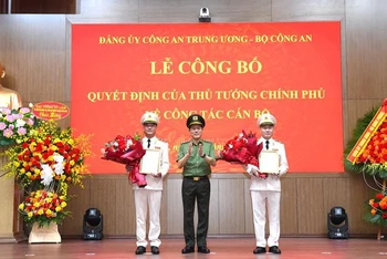 Thừa ủy quyền, Bộ trưởng Lương Tam Quang trao Quyết định bổ nhiệm chức vụ Thứ trưởng Bộ Công an đối với đồng chí Trung tướng Phạm Thế Tùng và đồng chí Thiếu tướng Nguyễn Ngọc Lâm.