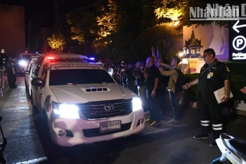 Đoàn 6 xe cứu thương đưa các thi thể rời khách sạn đến bệnh viện Chulalongkorn để thực hiện việc khám nghiệm tử thi. (Ảnh: XUÂN SƠN)