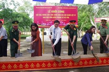 Đồng chí Nguyễn Đình Trung, Ủy viên Trung ương Đảng, Bí thư Tỉnh ủy Đắk Lắk (người đứng giữa) và đại diện các đơn vị thực hiện nghi thức khởi công cải tạo, nâng cấp, sửa chữa Nhà bia.